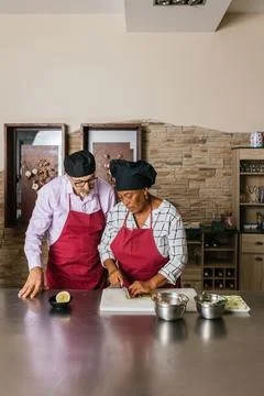 Chefs preparing ingredients during cooking course in restaurant kitchen Stockfoto's