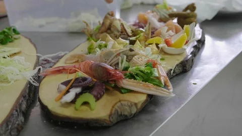 Chefs who prepare an appetizer 스톡 동영상 104103228