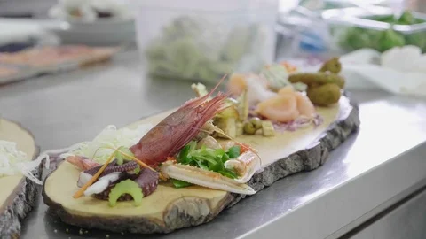 Chefs who prepare an appetizer 스톡 동영상 104103523