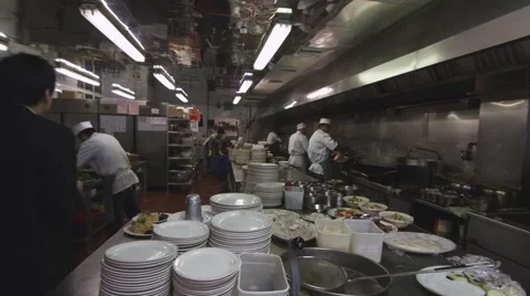 Chefs Working in an Asian Restaurant Kitchen Vidéo 62592223