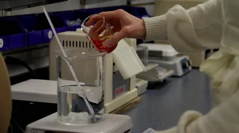 Chemestry - Pouring liquid into a container Video stock 12864190
