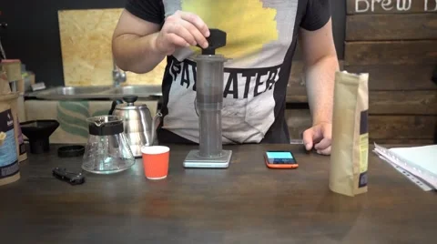 Chemex Coffee Brewing in Cafe Vídeos de archivo 66146160
