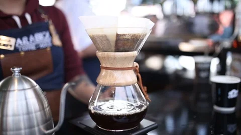 Chemex kaffee pour over coffee maker Stock Footage