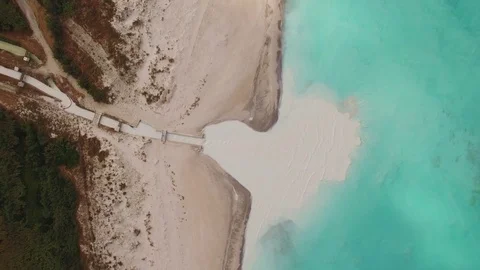 Chemical draining into ocean Vídeos de archivo 77883228