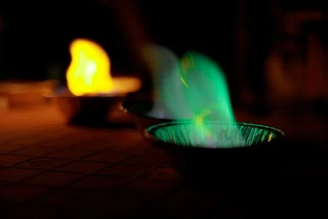 Chemical experiment with fire. multi-colored flames in the dark. Foto stock