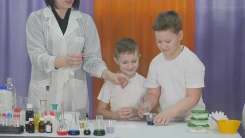 Chemical experiments for children. Fun experiments for children. Woman makes mag Video stock 130817596