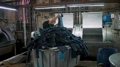 Chemical Processing and Dyeing Machine Treats Blue Denim Fabric Material Stockbeeldmateriaal 337087000