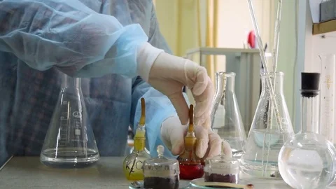 Chemical reaction in a flask Vidéo 70875294