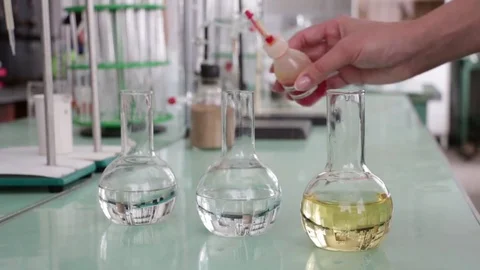 Chemical reactions in flasks Video stock 75913466