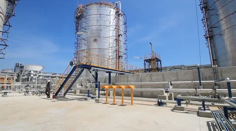 Chemical thank with operator working Stockbeeldmateriaal 41891907