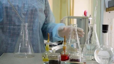 Chemist and poured acid in the flask Vidéo 70883634