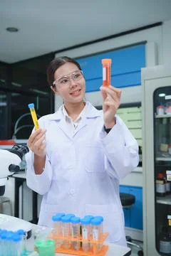 Chemist Evaluating Test Tubes in Advanced Laboratory Setting Stock-Fotos