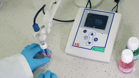 Chemist measures pH using pH meter with glass electrode, October 2020, San Vidéo 141140857
