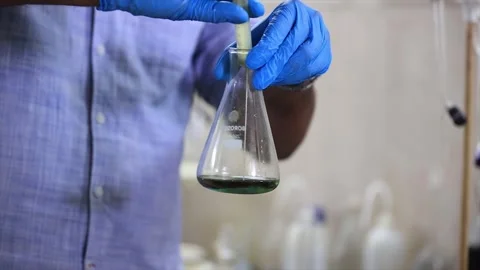 Chemist mixing solution a edible oil in factory. Stockbeeldmateriaal 313734019