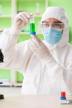 Chemist working in the lab on new experiment Fotos Stock