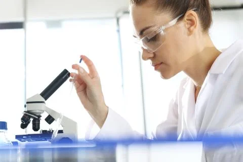 Chemist working in scientific laboratory Stock-Fotos