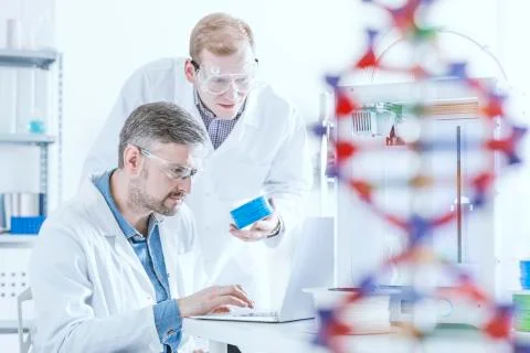 Chemists working with 3d printer Stockfoto's