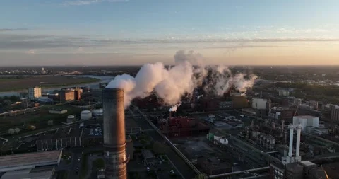 Chempark krefeld uerdingen, sunset aerial view. Chemical production in plastics Vidéo 306082453