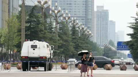 Chengdu, China, out of focus background of woman with umbrella Vidéo 69074622