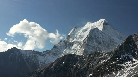 Chenresig, the highest mountain in Yading Vidéo 149984305
