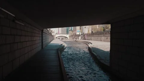 Cheonggyecheon Stream Under Bridge With Light Reflection in Seoul 스톡 동영상 333872814