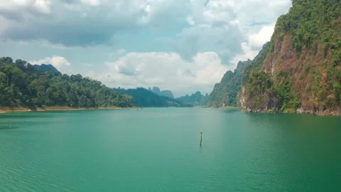 Cheow Lan Lake with limestone rocks in Khao Sok National Park in Surat Thani Vídeo Stock 235196436