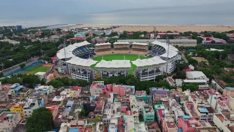 Chepauk Stadium, MAC B Cricket Nets with marina beach and crowded building at Vídeo Stock 302190363