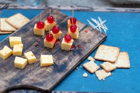 Cherries with cheese for appetizer, Foto stock
