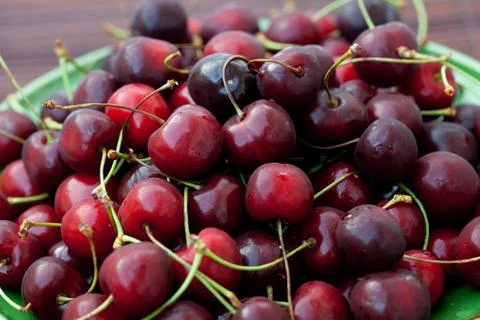 Cherries in a dish on a bamboo mat Foto stock