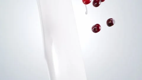 Cherries flying through the stream of milk Vidéo 171887708