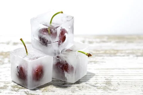 Cherries inside ice cubes Foto stock