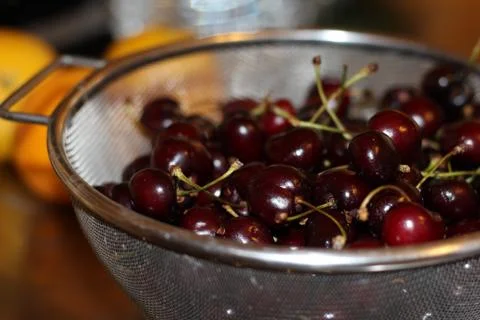 Cherries in Strainer Stockfoto's