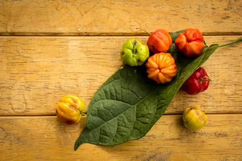 Cherries on the table in vintage style. Foto stock