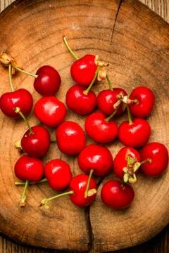 Cherries on a tree trunk slice Foto stock