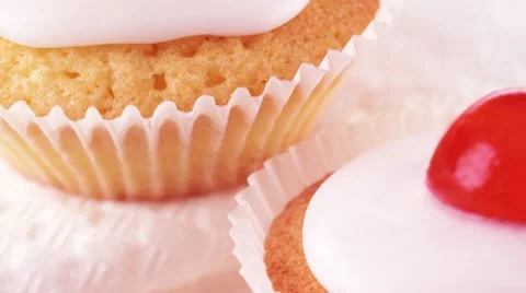 CHERRY  CUPCAKES IN CLOSE UP TRACKING SHOT  Vidéo 62232632