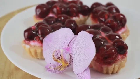Cherry dessert rotating on a white plate Vidéo 69196603