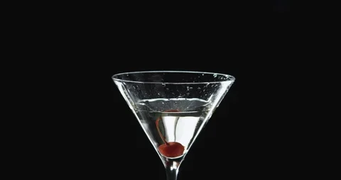 Cherry falls into a glass Vidéo 112106326
