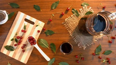Cherry juice and cherry on the table. Vidéo 79612217