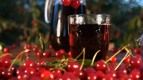 Cherry juice on the background of growing cherries. Vidéo 79612025