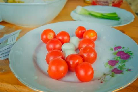 Cherry tomatoes and quail eggs on white plate. Foto stock