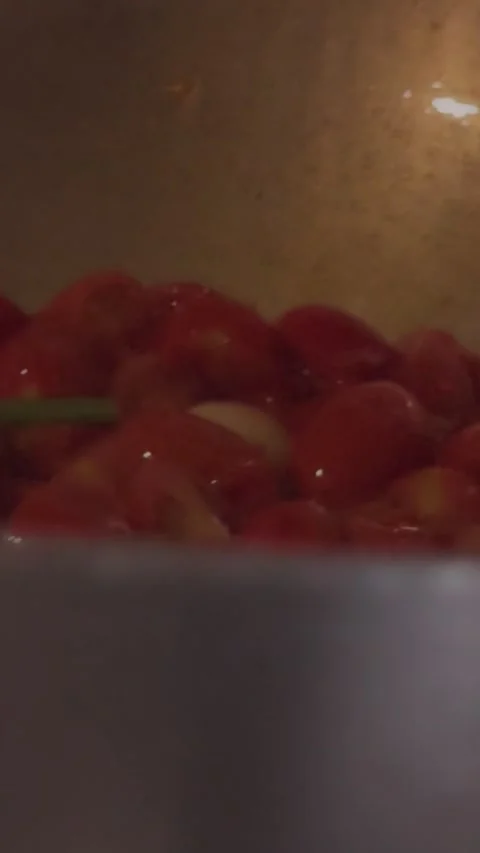 Cherry tomatoes in a pan Vídeos de archivo 283844773