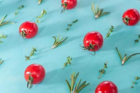 Cherry tomatoes pattern with rosemary and thyme Stock-Fotos