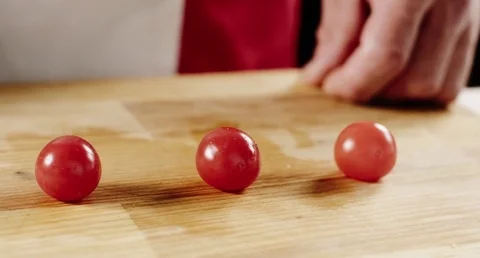 Cherry tomatoes scliced by chief's hands with big knife 库存影片 73177658