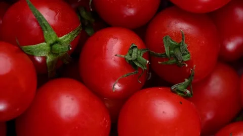 Cherry Tomatoes Spinning on Dark Surface. Top-Down Seamless Loop, Vibrant Red 스톡 동영상 326242618