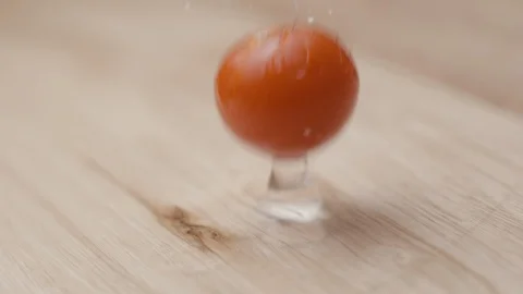 Cherry tomoatoes falling with water slow motion HD Vídeos de archivo 113976069