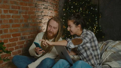 Cherry young couple using smart phone talking to family congratulates Merry Vídeo Stock 164997422