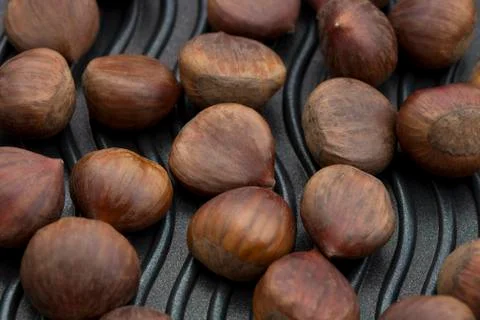 Chesnuts in a pan ready for roasting Stock-Fotos