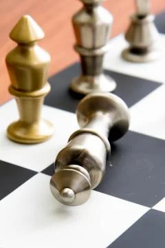 Chess game - fallen silver king on chessboard Foto stock