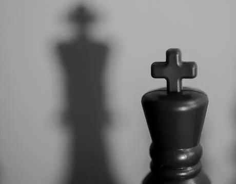 Chess King Casting Shadow: Concept of Inner Strength or Potential Foto stock