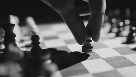 Chess Player makes the first move with their pawn as camera follows 스톡 동영상 262007973